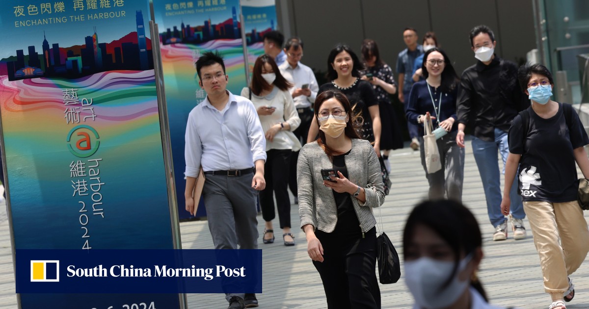 Serikat pegawai negeri terbesar di Hong Kong mendukung usulan kenaikan gaji hingga 5,47%, menunjukkan kekurangan staf