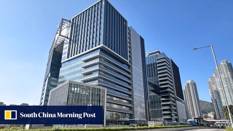 Pulau Hong Kong turun ke kantor dokumen perjalanan tunggal saat kantor pusat Departemen Imigrasi pindah ke Tseung Kwan O di New Territories