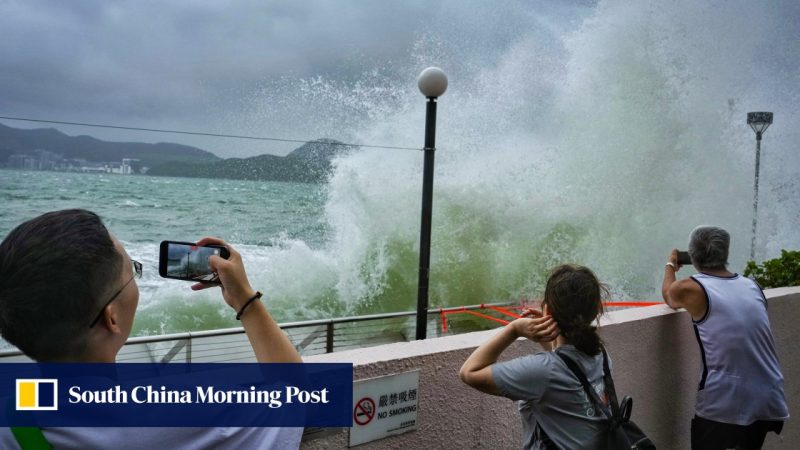 Warga Hong Kong yang mencari sensasi memperingatkan agar tidak membahayakan nyawa dengan mengejar ombak, mempertaruhkan angin kencang selama cuaca ekstrem