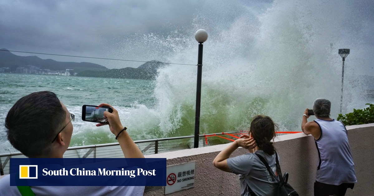 Warga Hong Kong yang mencari sensasi memperingatkan agar tidak membahayakan nyawa dengan mengejar ombak, mempertaruhkan angin kencang selama cuaca ekstrem