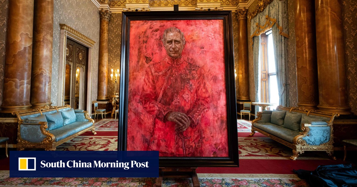 Potret Raja Charles Inggris memunculkan reaksi menarik: ‘seperti dia mandi darah’