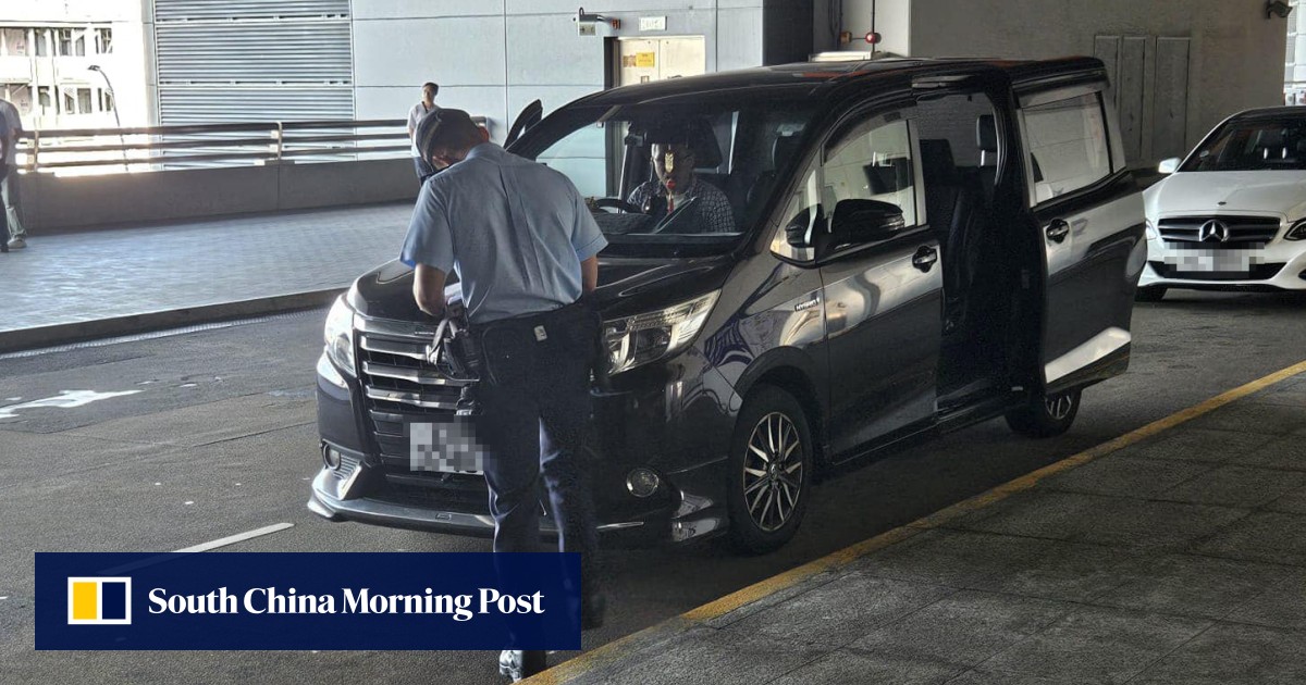 Sopir taksi Hong Kong yang ‘menyamar’ menipu pengemudi Uber agar berhenti di samping polisi dalam upaya melaporkan layanan perjalanan ilegal