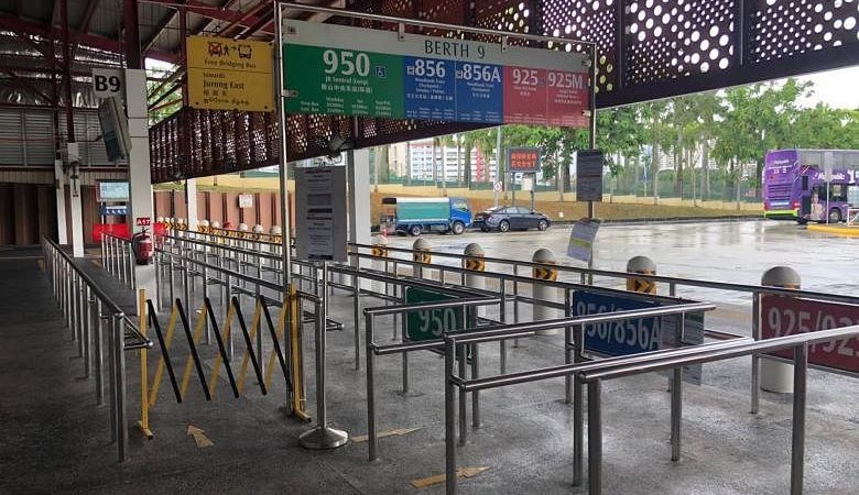 Kerumunan di Woodlands Interchange berkurang setelah penguncian Malaysia dimulai