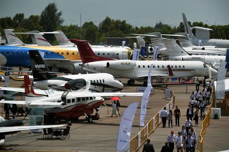Orang kaya berduyun-duyun ke jet pribadi saat pandemi virus corona menyebar dan tangki maskapai penerbangan