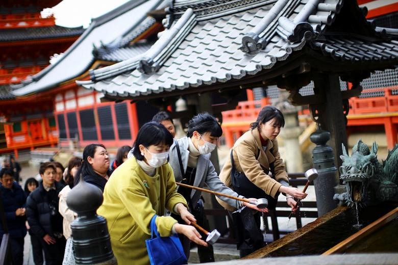 Jepang dapat membagikan uang tunai kepada rumah tangga dalam upaya memerangi dampak virus corona