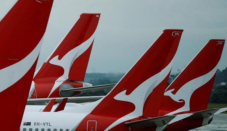 Qantas berusaha untuk memindahkan staf di Woolworths saat virus korona menggigit