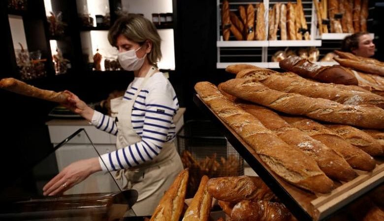 Biarkan mereka makan roti! Baguette timbunan Prancis dalam penguncian virus corona