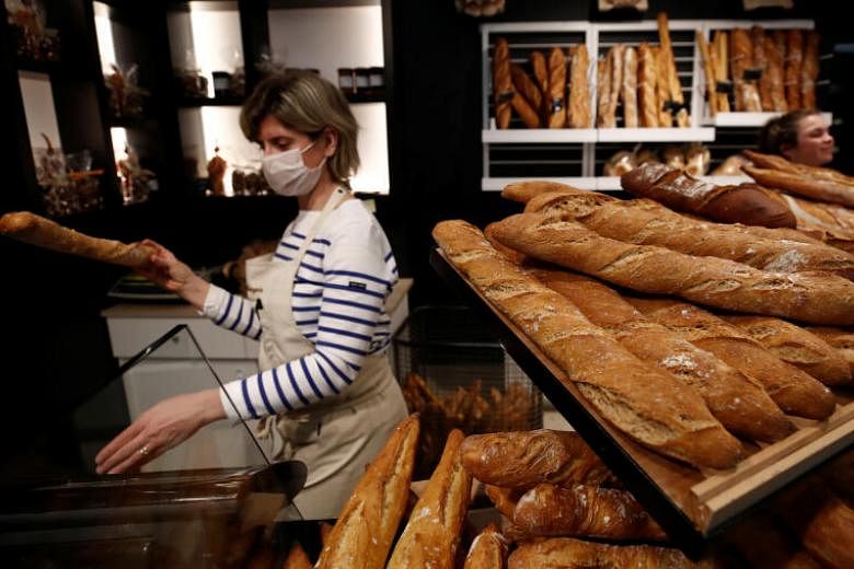 Biarkan mereka makan roti! Baguette timbunan Prancis dalam penguncian virus corona
