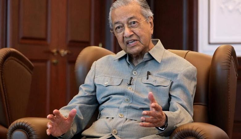 Mantan PM Malaysia Mahathir di bawah karantina sendiri setelah melakukan kontak dengan anggota parlemen positif Covid-19