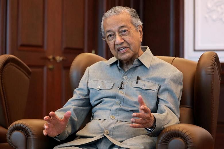 Mantan PM Malaysia Mahathir di bawah karantina sendiri setelah melakukan kontak dengan anggota parlemen positif Covid-19